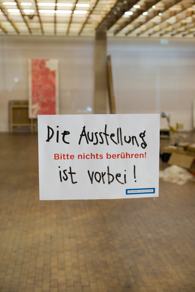 "Die Ausstellung ist vorbei!" - Ende der Ausstellung "überbrechen" in der Akademie der Künste, Hanseatenweg Berlin 2012