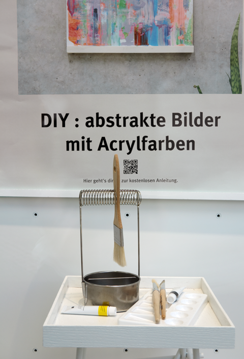 DIY-Werbung im Schaufenster von idee, einem Laden in Berlin, Wilmerdorf, 2023 fotografiert von Hannes Kater