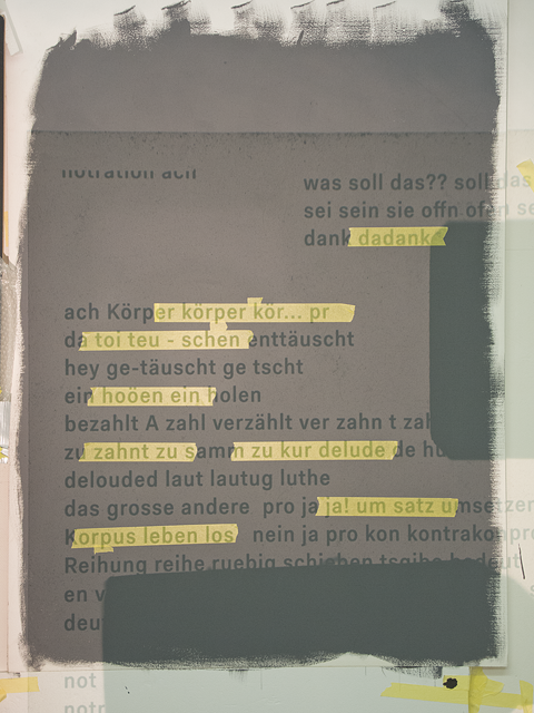 Hannes Kater: Projektion von Schrift auf grau grundiertes Styropor